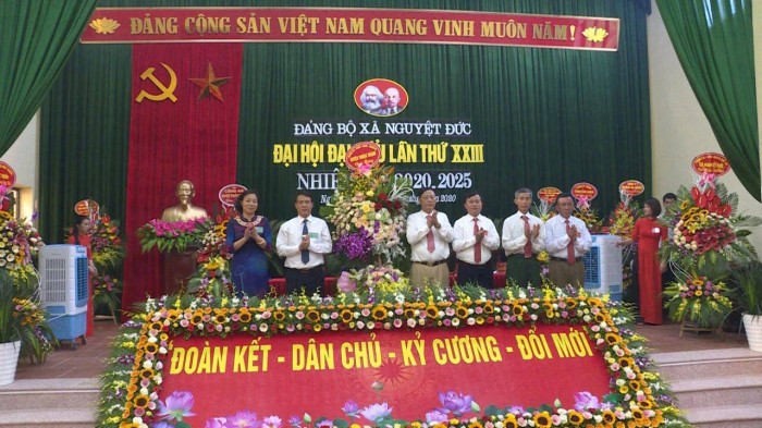 Lãnh đạo Đảng ủy xã Nguyệt Đức tại kỳ Đại hội Đảng bộ xã vừa qua. Ảnh: Cổng thông tin UBND huyện Thuận Thành.