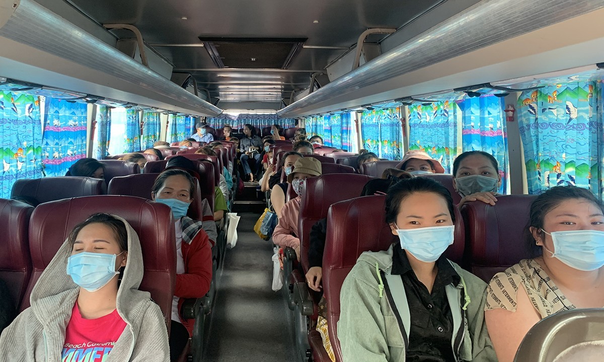 Workers of the Pou Sung Vietnam return home in the company’s cars after completing a shift. Photo by VnExpress/An Phuong.