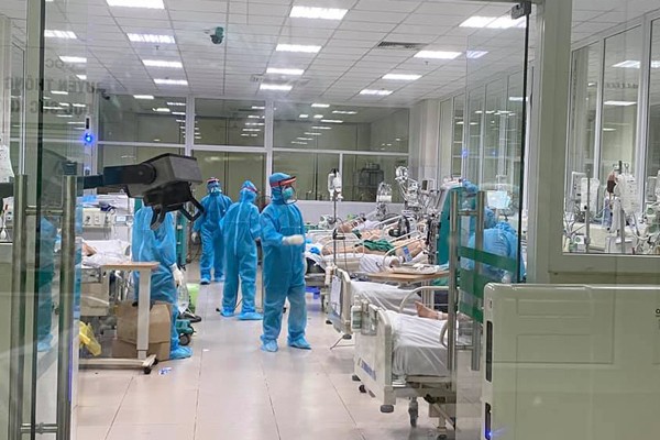 Các y bác sĩ khoa Hồi sức tích cực, Bệnh viện Bệnh nhiệt đới Trung ương giành giật sự sống cho bệnh nhân Covid-19