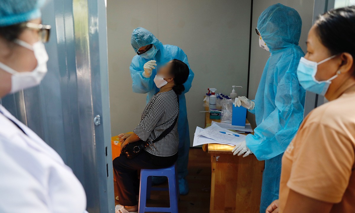 A woman has her swab sample taken for Covid-19 testing at the Thu Duc City Hospital in HCMC, May 13, 2021. Photo by VnExpress/Huu Khoa.
