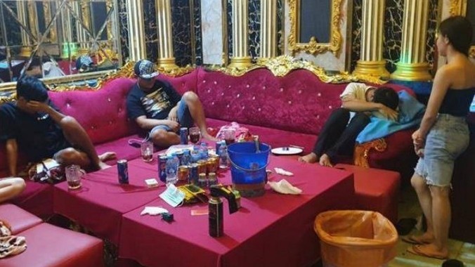 Chơi ma túy trong phòng karaoke mùa Covid-19, 25 đối tượng bị tạm giữ