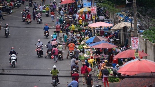 Cấp cứu sau tai nạn, phát hiện 2 mẹ con bán trái cây dương tính nCoV