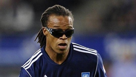 Edgar Davids phải đeo kính suốt thời gian thi đấu vì căn bệnh rất khó phát hiện