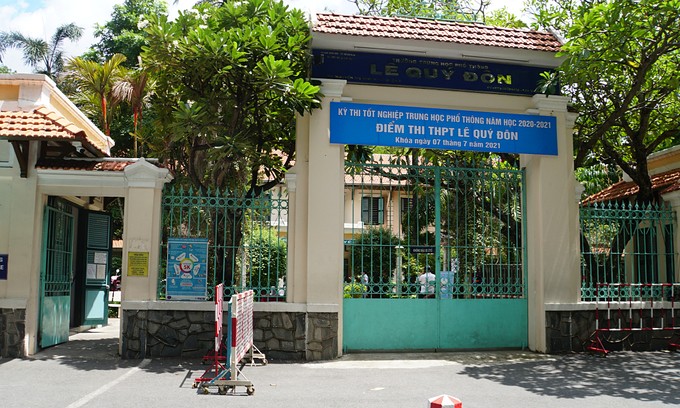 The front gate of the Le Quy Don High School in HCMC's District 3, July 7, 2021. Photo by VnExpress/Manh Tung.