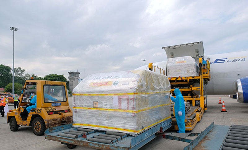Hình ảnh lô vắc xin Pfizer tại sân bay Nội Bài. Ảnh: Trần Minh