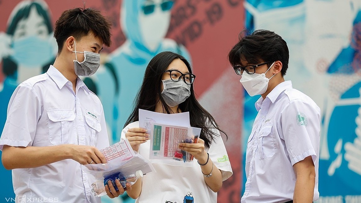 Covid spectre hauts Saigon parents as students take national exam
