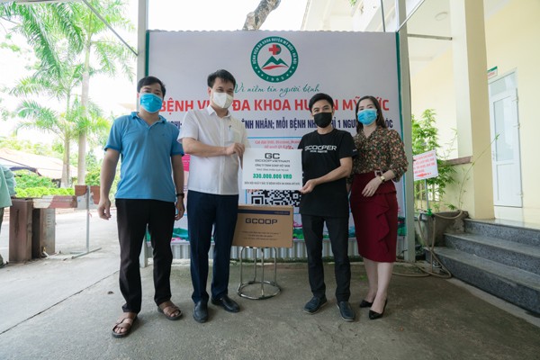 100 phần quà nhanh chóng đến tay bệnh viện mang theo niềm hy vọng hỗ trợ bồi bổ sức khỏe cho y bác sĩ của Công ty TNHH GCOOP Việt Nam