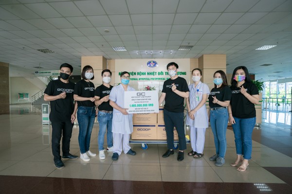GCOOP tặng 450 phần quà thực phẩm bảo vệ sức khỏe “CK Balance Power” cho tập thể y bác sĩ tại BV Bệnh Nhiệt đới Trung ương