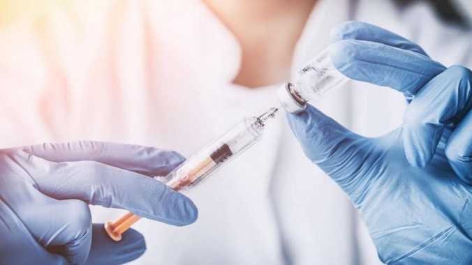 Chấm dứt hợp đồng nữ cán bộ phường "ưu ái" người thân tiêm vaccine Covid-19