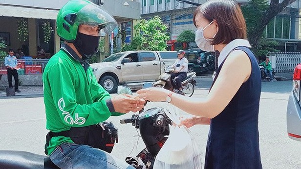 Hà Nội cho phép hơn 14.000 shipper hoạt động