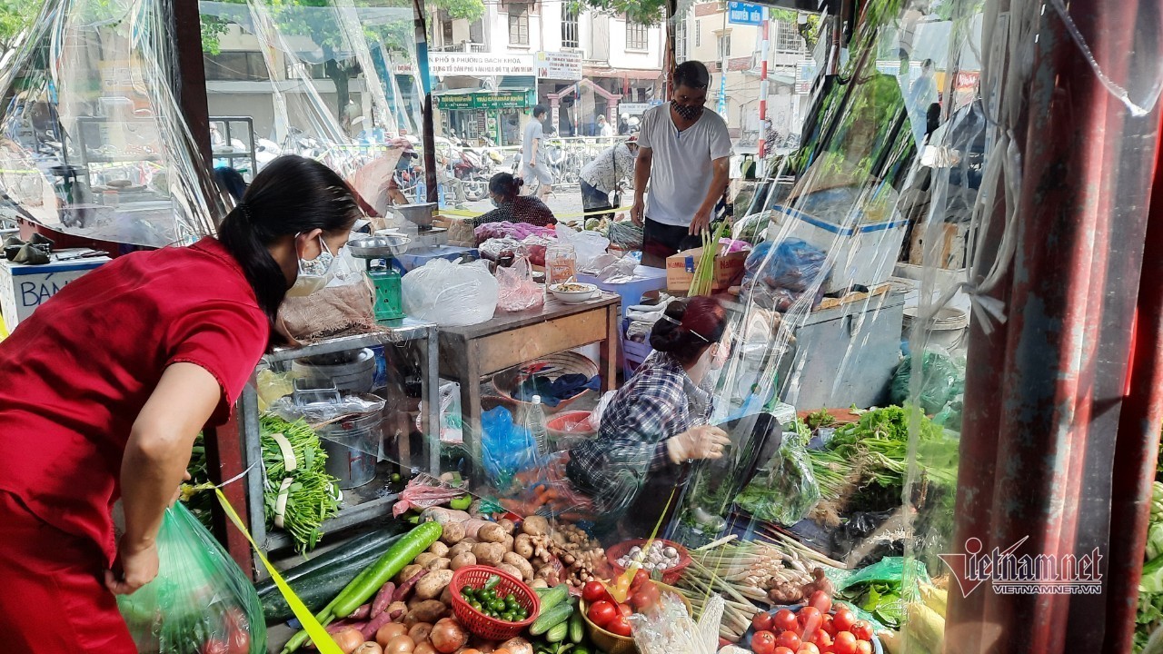 Nhận thẻ đi chợ, dân Hà Nội phân công, canh giờ mua mớ rau, con cá