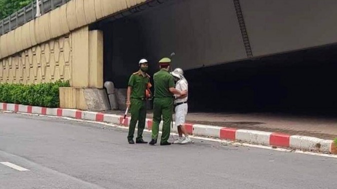 Tập đánh golf ở chân cầu vượt, người đàn ông bị phạt 1 triệu đồng