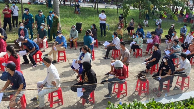 Bình Dương yêu cầu dừng ngay test nhanh và thu phí khi tiêm phòng Covid-19