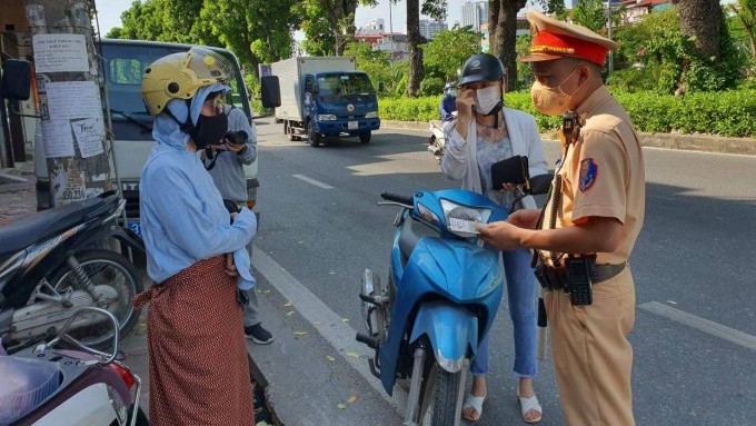 Không có giấy đi đường, cô gái nói "ra siêu thị" bị phạt 2 triệu đồng