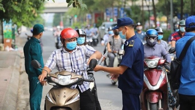 Hà Nội yêu cầu người ra đường xuất trình thêm lịch trực, lịch làm việc