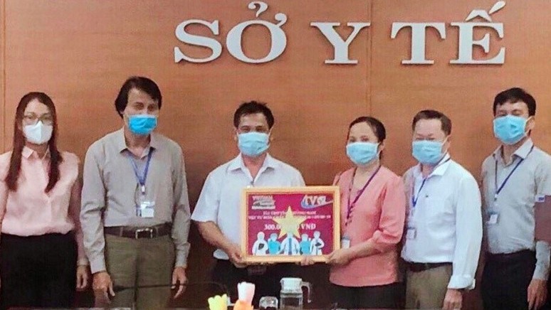 Tặng thiết bị phòng, chống dịch Covid-19 cho Quảng Nam