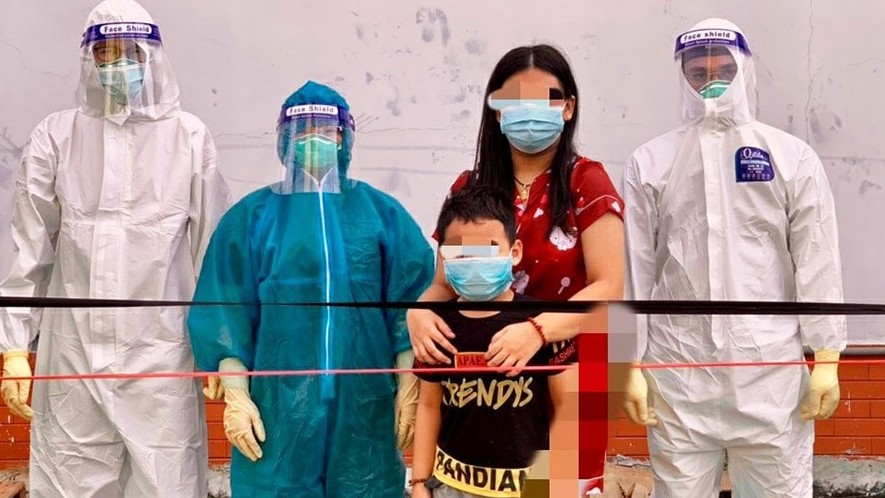 Bố mẹ mất vì Covid-19, hai bé F0 cùng nhau đến bệnh viện điều trị
