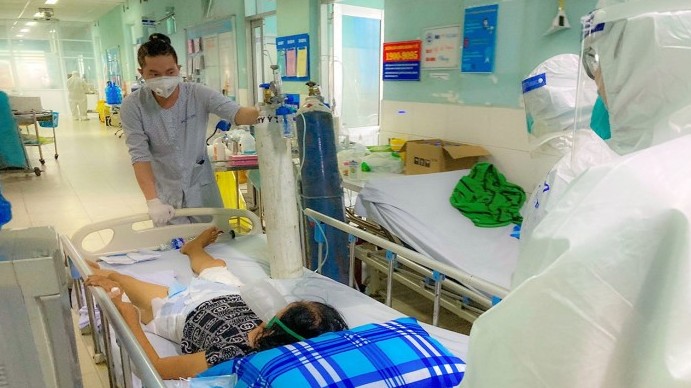 Xúc động F0 khỏi bệnh ở lại hỗ trợ nhân viên y tế