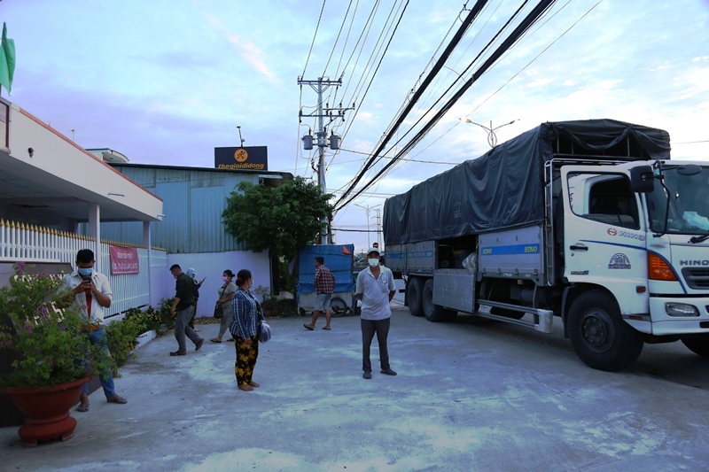 Xe tải lợi dụng “luồng xanh” chở người trái phép