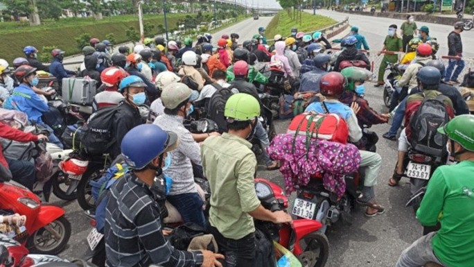 Ngăn dòng người về quê tự phát