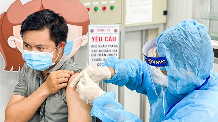 Vì sao người từng mắc Covid-19 vẫn cần tiêm vaccine?