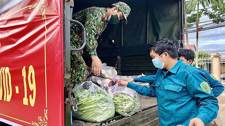 The armed forces of Tay Ninh province deliver necessities to support people. Photo: DUC DUNG