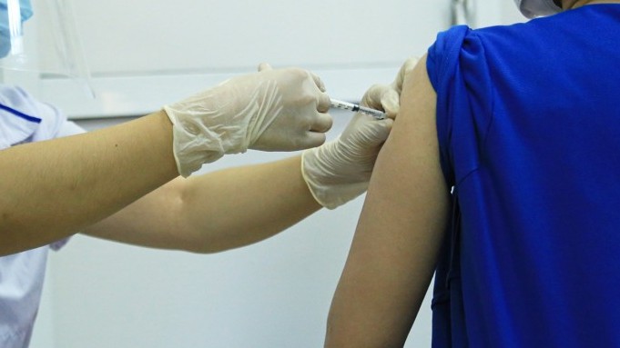 Gặp phản ứng “cánh tay Covid-19” sau tiêm vaccine Moderna phải làm gì?