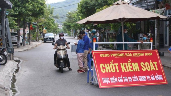 Đi thị sát, Bí thư Đà Nẵng bắt gặp người dân vạch chốt, chui ra ngoài