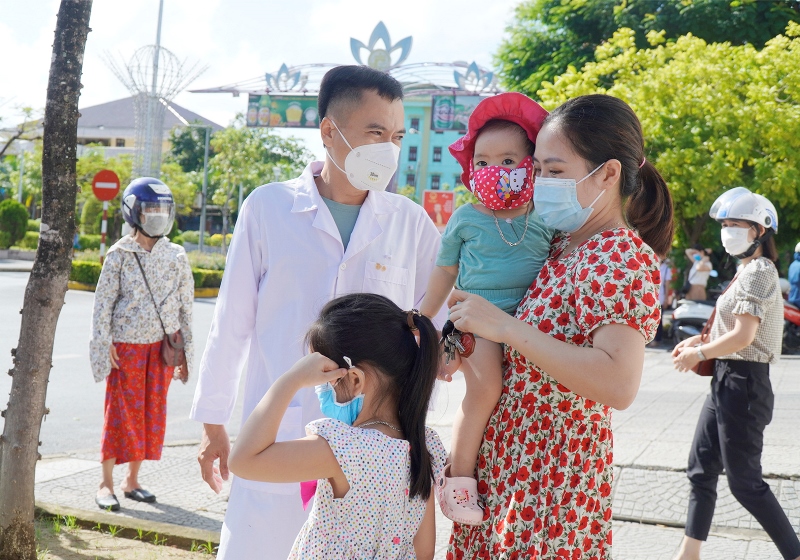 Thêm nhiều đoàn y tế các địa phương lên đường vào miền nam chống dịch Thêm nhiều đoàn y tế các địa phương lên đường vào miền nam chống dịch