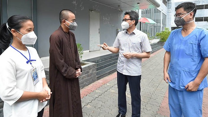 Phó Thủ tướng Vũ Đức Đam thăm, động viên tình nguyện viên các tôn giáo