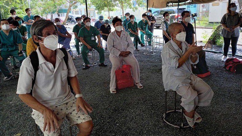 Trung tâm hồi sức Covid-19 của Bệnh viện Bạch Mai cho xuất viện 7 bệnh nhân đầu tiên
