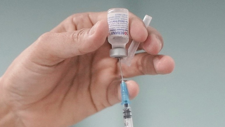 Xuyên đêm tiêm vaccine cho người cao tuổi, người có bệnh nền tại Hà Nội