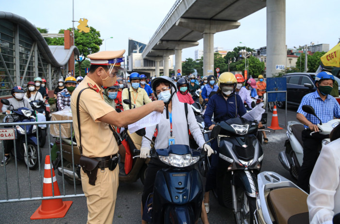 Hà Nội: Dòng người ùn ùn đổ vào "vùng đỏ", đa số chưa có giấy đi đường mới