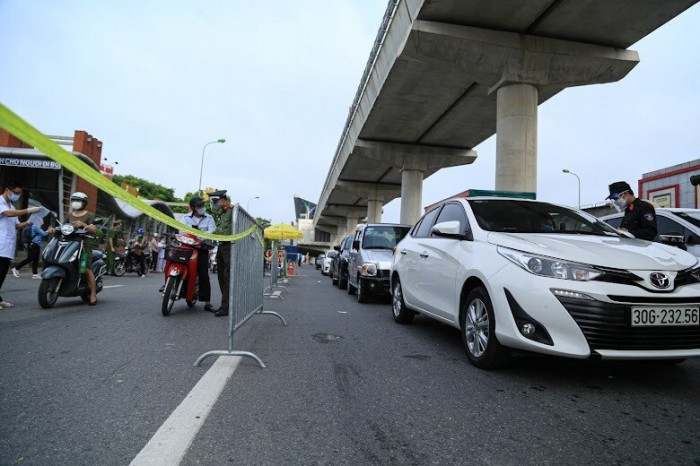 Hà Nội: Dòng người ùn ùn đổ vào "vùng đỏ", đa số chưa có giấy đi đường mới