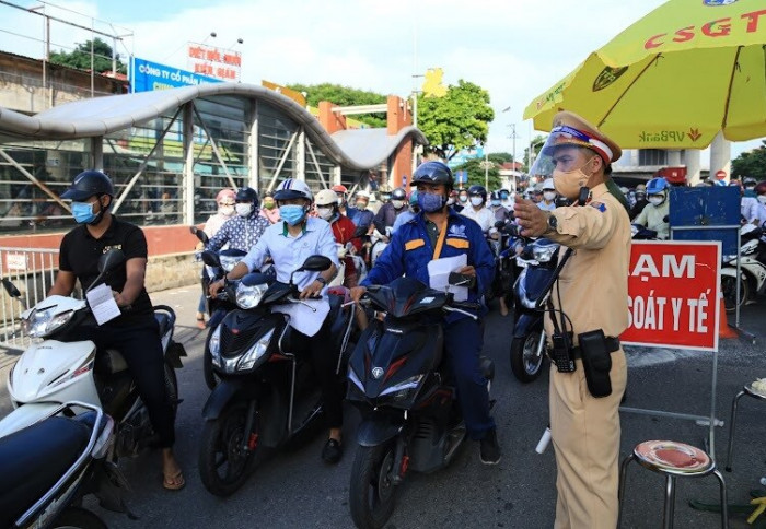 Hà Nội: Dòng người ùn ùn đổ vào "vùng đỏ", đa số chưa có giấy đi đường mới