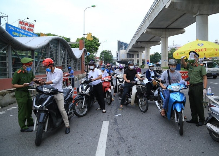 Hà Nội: Dòng người ùn ùn đổ vào "vùng đỏ", đa số chưa có giấy đi đường mới