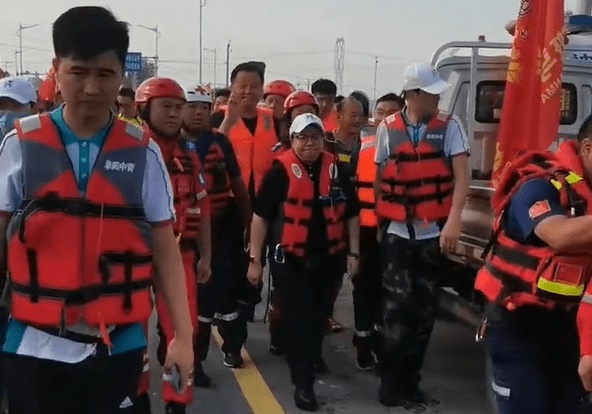 Đối mặt ồn ào làm từ thiện: Nghệ sĩ trong nước và thế giới đều chịu lùm xùm