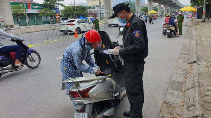 Giao thông vào "vùng đỏ" thoát ùn ứ, nhiều người đã có giấy đi đường mới