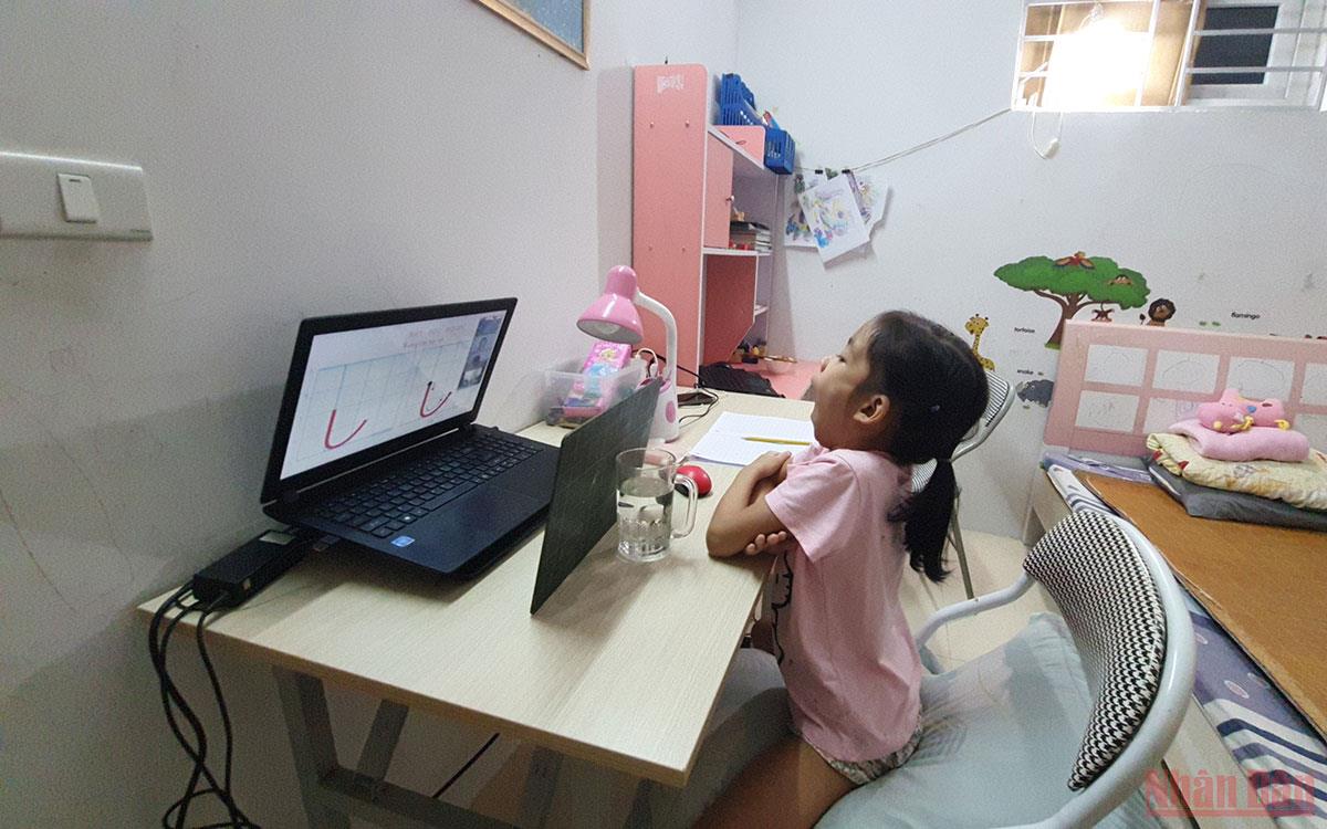 "Khóc, cười" chuyện trẻ lớp 1 học online "Khóc, cười" chuyện trẻ lớp 1 học online