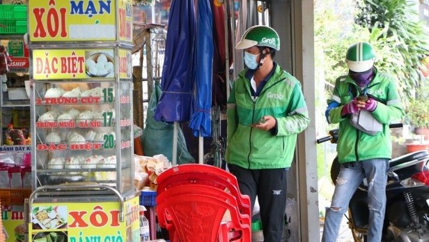 Ngày đầu TP.HCM cho phép bán hàng mang đi, nhiều cửa hàng vẫn đóng cửa