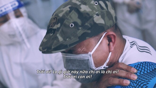 Hình ảnh xúc động về người cha đến nhận lại đồ của cô con gái - một thai phụ bị nhiễm Covid-19 đã mất. Ảnh: VTV