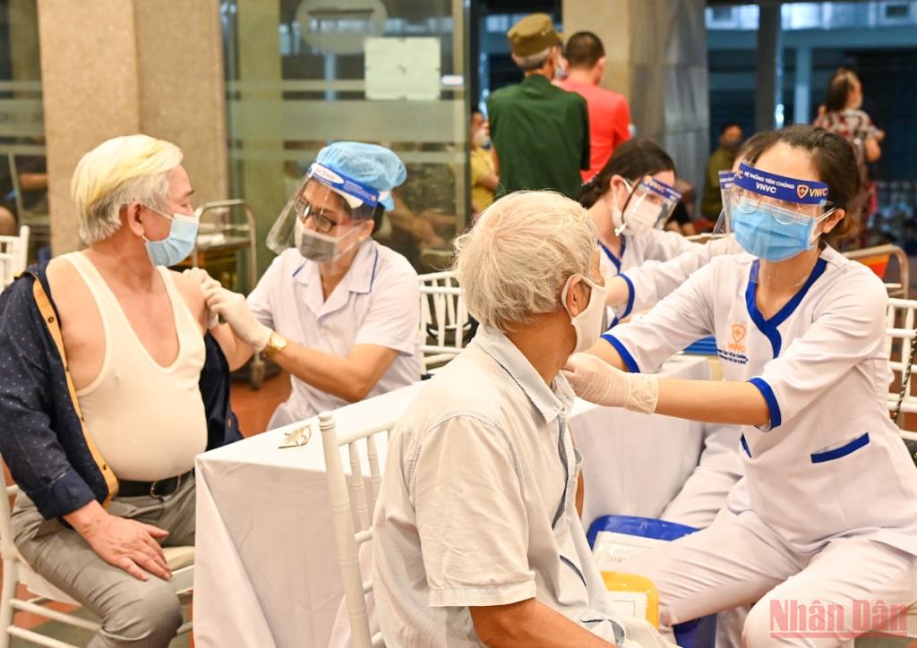 Xuyên đêm tiêm vaccine cho người cao tuổi, người có bệnh nền tại Hà Nội