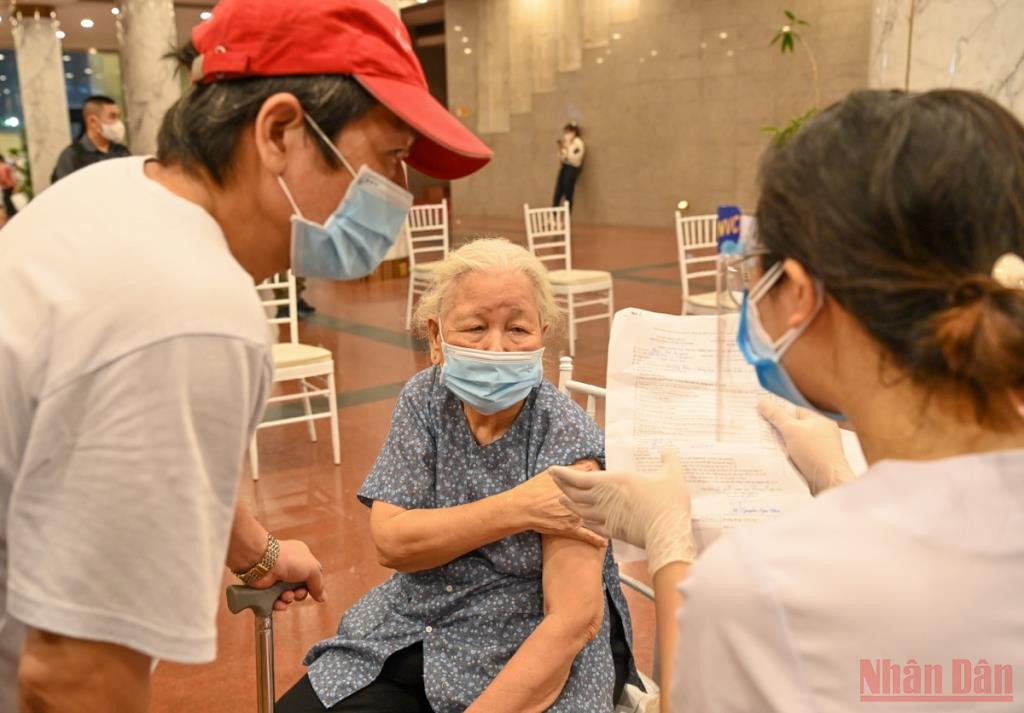 Xuyên đêm tiêm vaccine cho người cao tuổi, người có bệnh nền tại Hà Nội