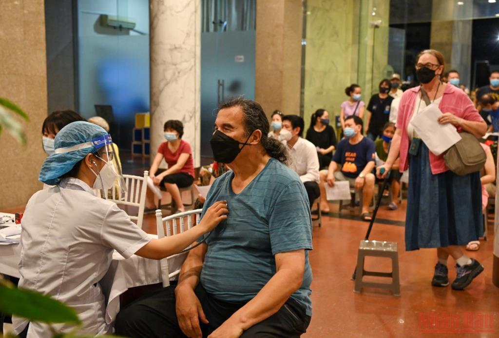 Xuyên đêm tiêm vaccine cho người cao tuổi, người có bệnh nền tại Hà Nội