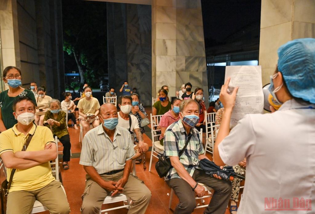 Xuyên đêm tiêm vaccine cho người cao tuổi, người có bệnh nền tại Hà Nội