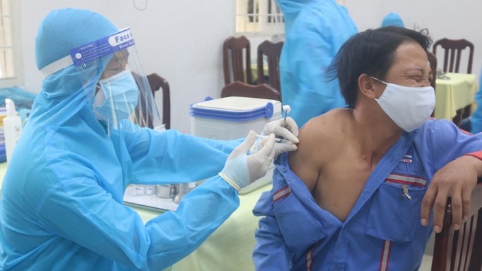 Cách chức Giám đốc Trung tâm Y tế TP Trà Vinh vì tiêm vaccine phòng Covid-19 sai đối tượng
