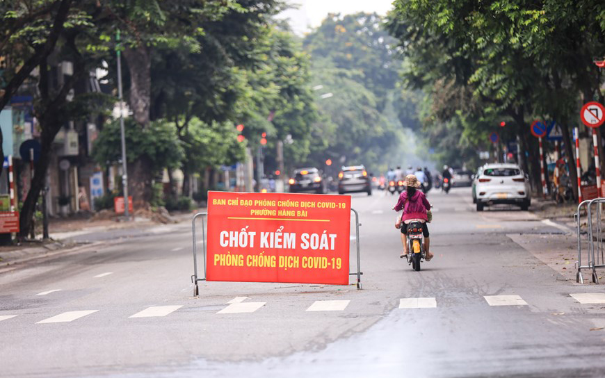 Giao thông ở Hà Nội nhộn nhịp trong ngày đầu dỡ bỏ 39 chốt kiểm soát Giao thông ở Hà Nội nhộn nhịp trong ngày đầu dỡ bỏ 39 chốt kiểm soát