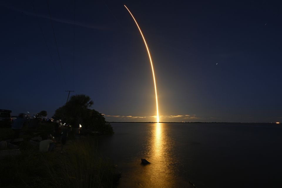 SpaceX đưa phi hành đoàn dân sự đầu tiên lên quỹ đạo SpaceX đưa phi hành đoàn dân sự đầu tiên lên quỹ đạo