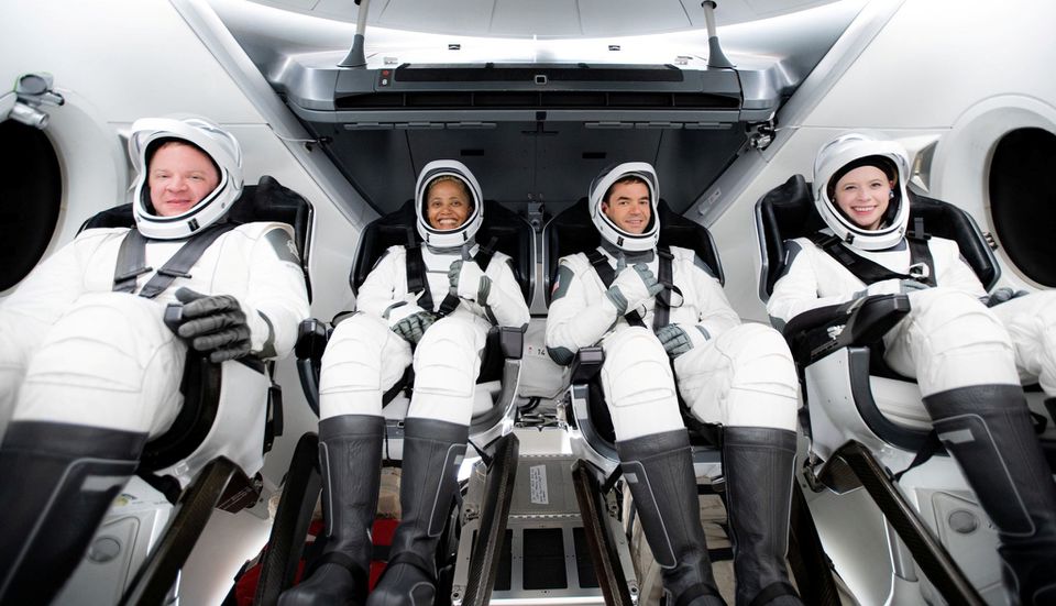 SpaceX đưa phi hành đoàn dân sự đầu tiên lên quỹ đạo SpaceX đưa phi hành đoàn dân sự đầu tiên lên quỹ đạo