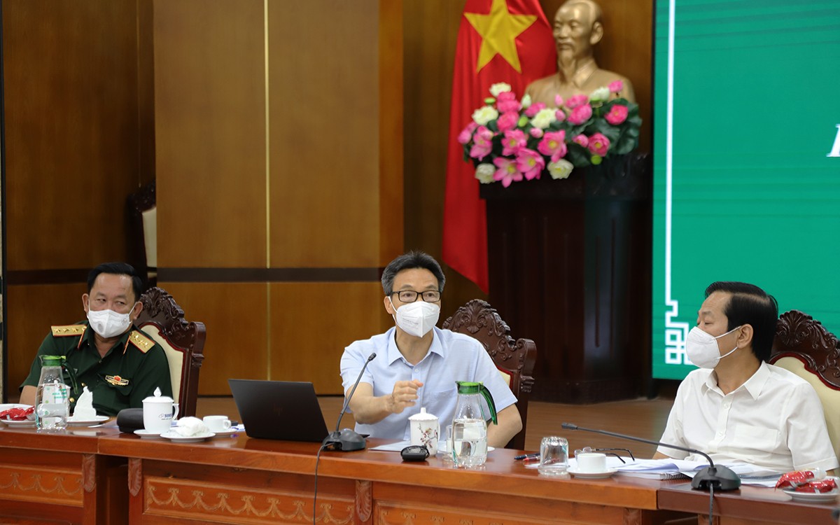 Phó Thủ tướng Vũ Đức Đam (giữa) phát biểu tại buổi làm việc.